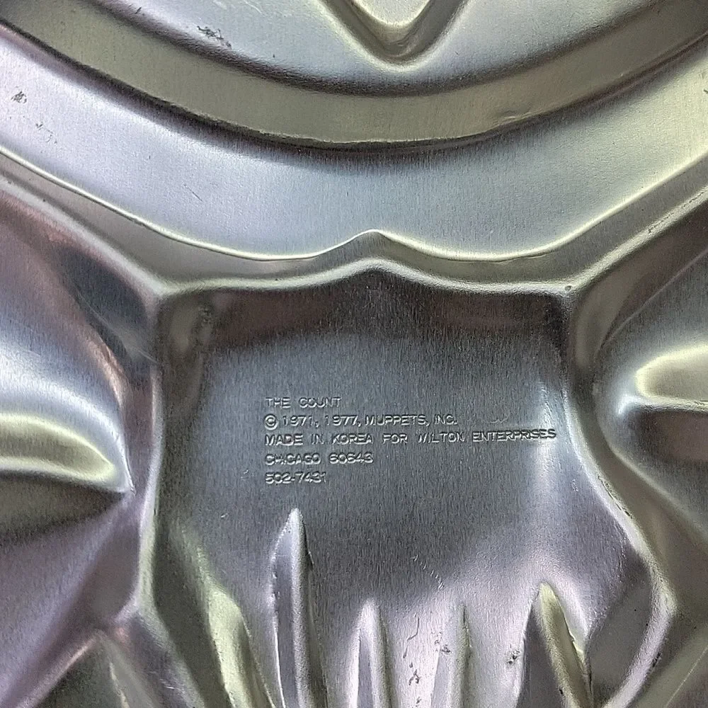 1977 WILTON COUNT‎ Dracula CAKE PAN 502-7431 Sesame Muppet Vintage Baking Tin